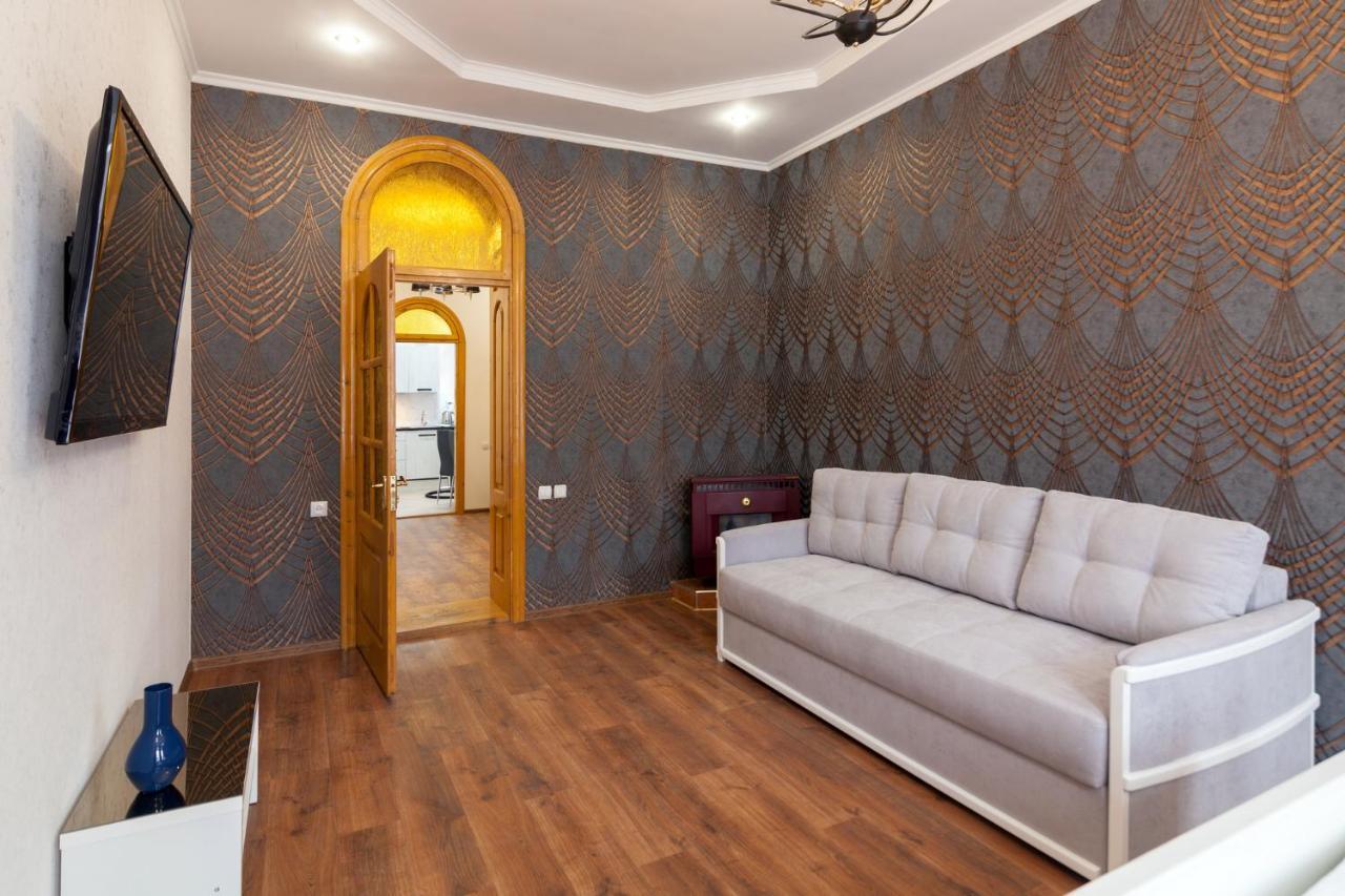 Leogrand Apartments Panteleimona Kulisha 27 Lviv Buitenkant foto