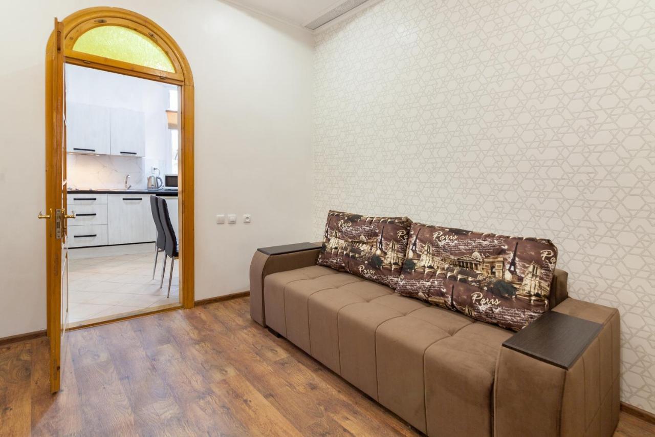 Leogrand Apartments Panteleimona Kulisha 27 Lviv Buitenkant foto